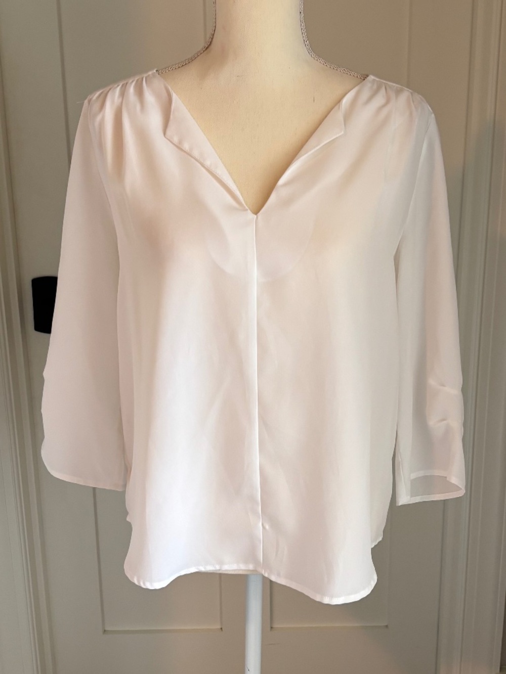 AQUA by Bloomingdale's White Split Neck 3/4 Sleeve Blouse